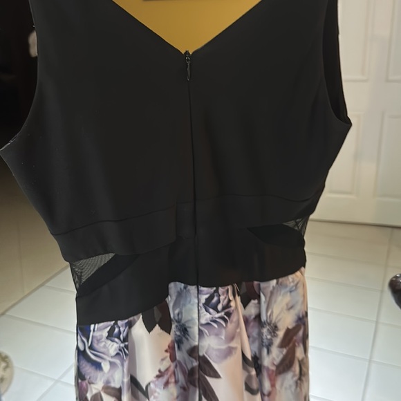 Long Floral dress with pockets. - Picture 4 of 5